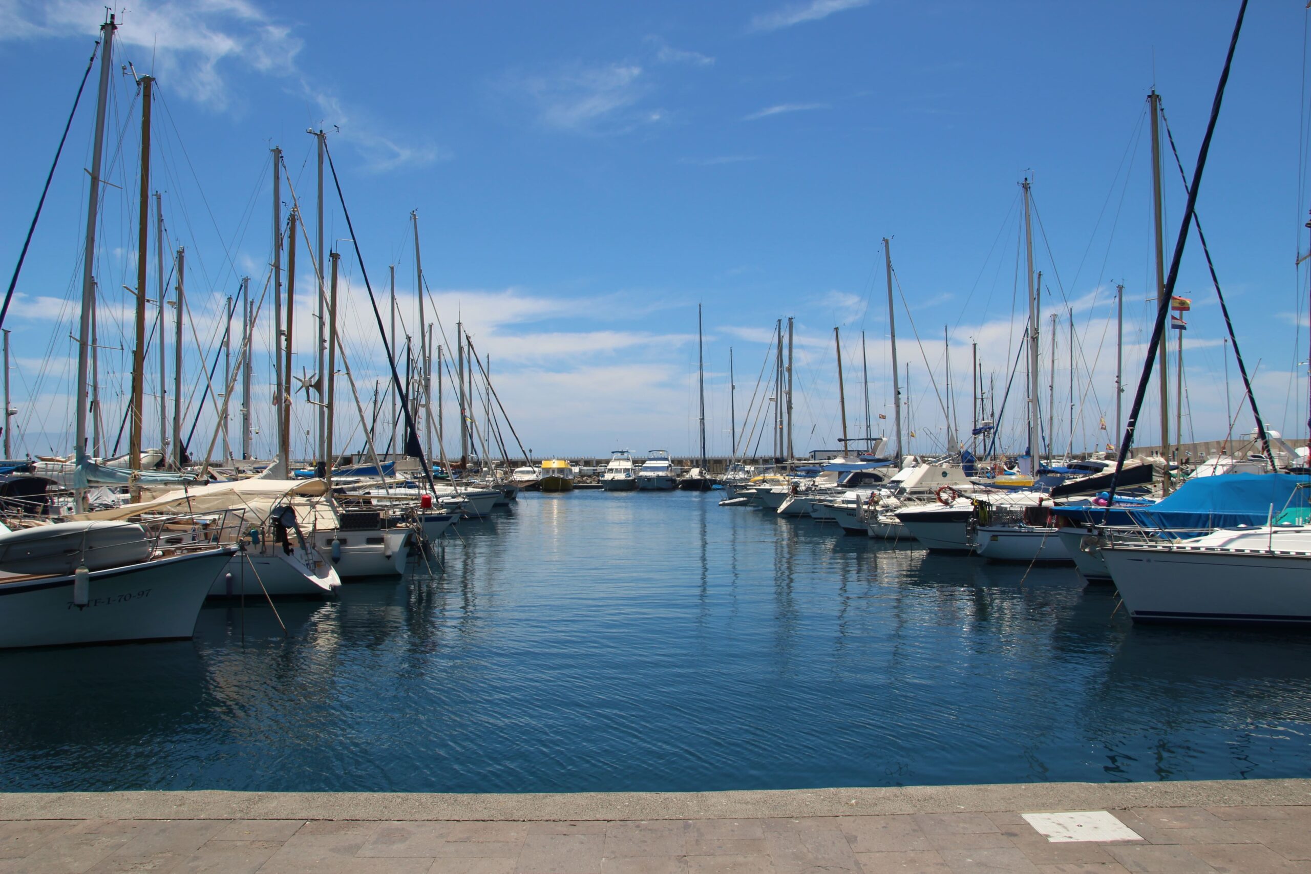 barcos privados estacionados puerto cielo azul puro